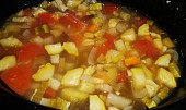 Mnohazeleninová zdravá polévečka prostá koření, všechnu zeleninu vaříme...