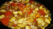 Mnohazeleninová zdravá polévečka prostá koření, všechnu zeleninu vaříme...