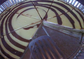 Mramorovaný koláč plný tvarohu a čokolády