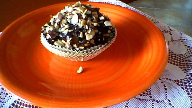 Muffinky s kousky čokolády, polevou a ořechy