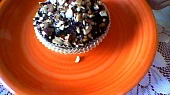 Muffinky s kousky čokolády, polevou a ořechy
