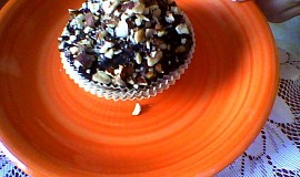 Muffinky s kousky čokolády, polevou a ořechy
