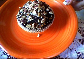 Muffinky s kousky čokolády, polevou a ořechy