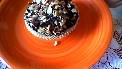 Muffinky s kousky čokolády, polevou a ořechy