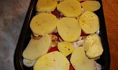 Musaka pro chudé (taťuldovo uvařená varianta), vrstvíme do vypotřebování surovin a navrch brambory...