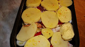 Musaka pro chudé (taťuldovo uvařená varianta), vrstvíme do vypotřebování surovin a navrch brambory...