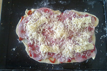 pizza před upečením