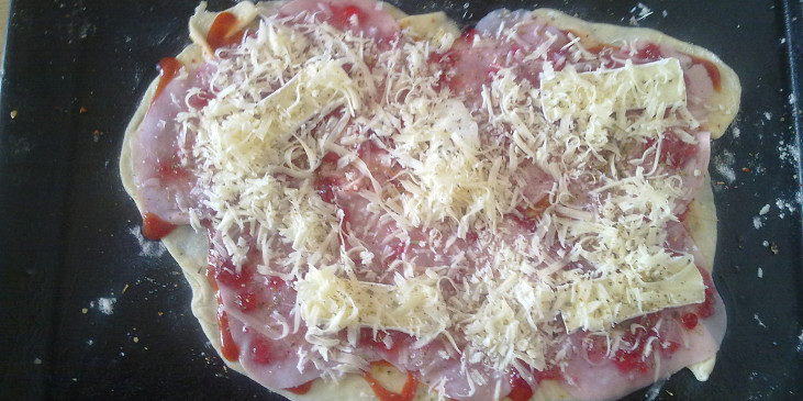 Domácí pizza II. (pizza před upečením)