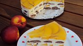 Nepečený tvarohovo-pudinkový dortík s jahodami a želé, s nektarinkami