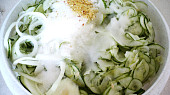 Okurkový salát s Vegetou
