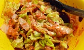Osvěžující salátek ze salátu, řepy, okurky, sýrů, promíchaná zelenina
