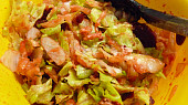 Osvěžující salátek ze salátu, řepy, okurky, sýrů, promíchaná zelenina