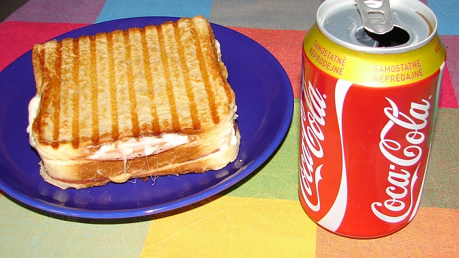 Panini s anglickou slaninou, šunkou a sýrem