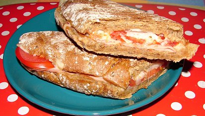 Panini s anglickou slaninou, šunkou a sýrem