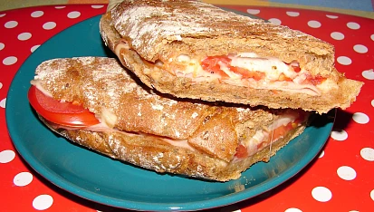 Panini s anglickou slaninou, šunkou a sýrem