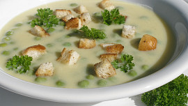 Polévka z cukety, sýru a hrášku