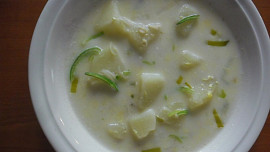 Porková polévka s bramborami, vejci , vločkama, smetanovo-sýrová