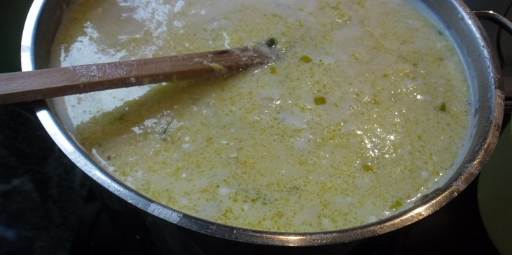 Porková polévka s bramborami, vejci , vločkama, smetanovo-sýrová (u nás se vaří ve velkém)