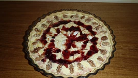 Quiche s uzeným sýrem, ořechy a brusinkami