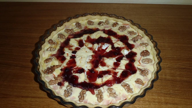 Quiche s uzeným sýrem, ořechy a brusinkami