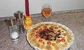 Quiche s uzeným sýrem, ořechy a brusinkami, před papáním