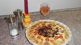 Quiche s uzeným sýrem, ořechy a brusinkami