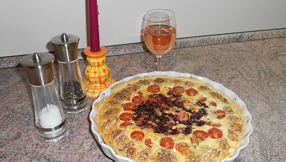 Quiche s uzeným sýrem, ořechy a brusinkami, před papáním