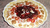 Quiche s uzeným sýrem, ořechy a brusinkami, před vložením do trouby