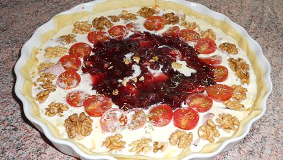 Quiche s uzeným sýrem, ořechy a brusinkami, před vložením do trouby