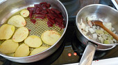 Salát s uzeným úhořem a zálivkou, pečeme a dusíme
