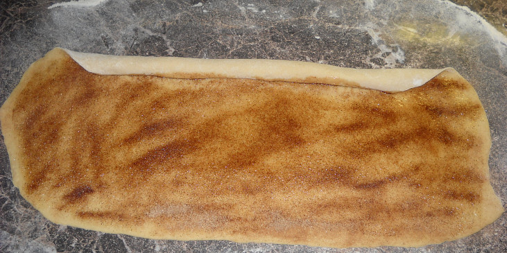 Skořicový pletenec (Estonský kringel) (Rozválíme, potřeme máslem a skořicí a zabalíme)