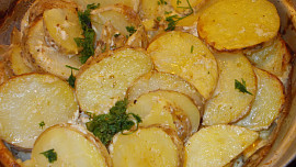 Nové  brambory, zapečené v  okořeněné  zakysané smetaně