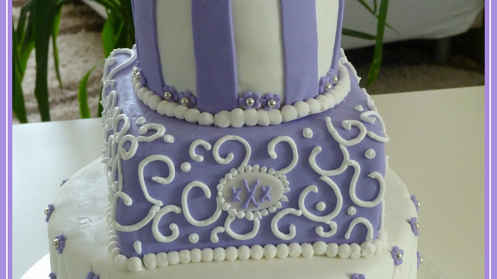 Svatební dort fialovobílý