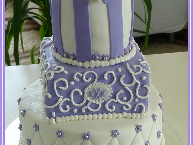 Svatební dort fialovobílý