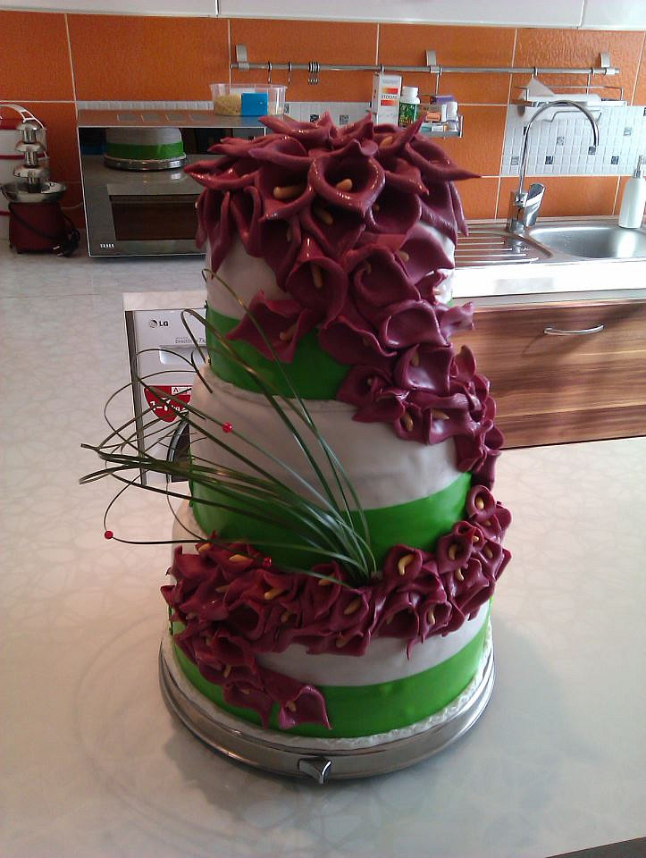 Svatební dort s kalami