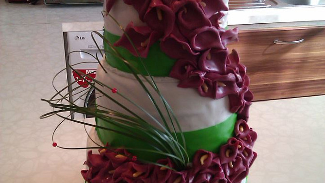 Svatební dort s kalami