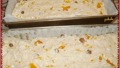 Tvarohový biskupský chlebíček s třešněmi a mandarinkami