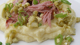 Vařené uzené s česnekovou kaší a pikantní okurkou