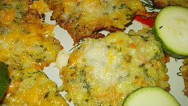 Zapečené cuketové střapáčky s křupavou sýrovou krustou a koprem