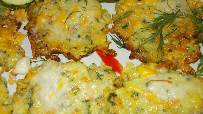 Zapečené cuketové střapáčky s křupavou sýrovou krustou a koprem