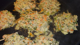 Zapečené cuketové střapáčky s křupavou sýrovou krustou a koprem