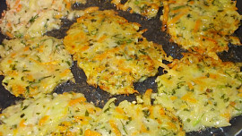 Zapečené cuketové střapáčky s křupavou sýrovou krustou a koprem