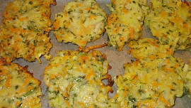 Zapečené cuketové střapáčky s křupavou sýrovou krustou a koprem