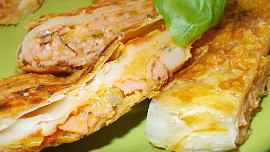 Závin s  uzeninou, paprikou a čedarem