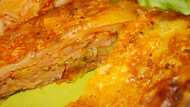 Závin s  uzeninou, paprikou a čedarem