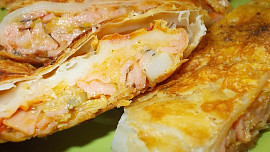 Závin s  uzeninou, paprikou a čedarem