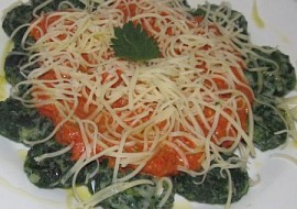 „Zdravé vaření“: Kopřivové noky s omáčkou z pečených paprik