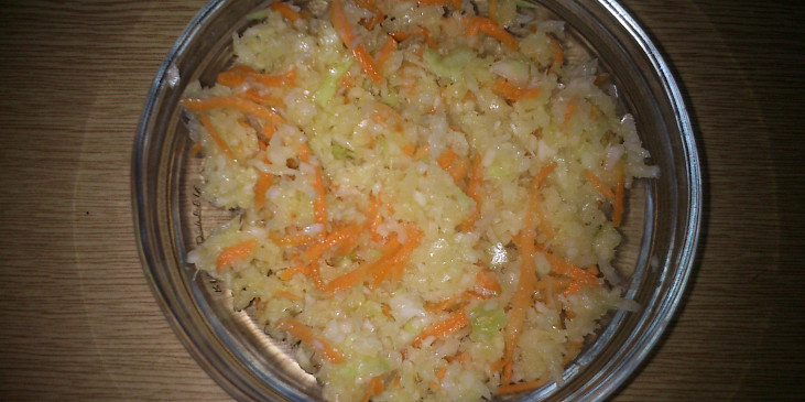 Zelný salát s mrkví a křenem