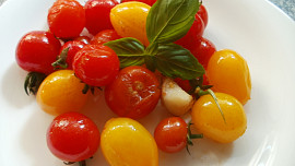 Barevná rajčátka na česnekovém oleji