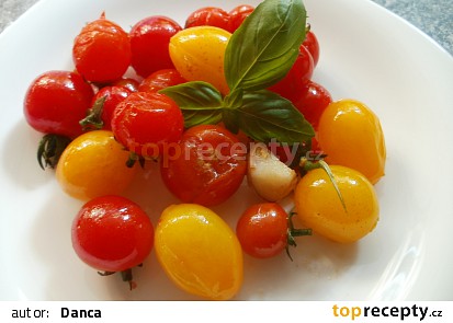 Barevná rajčátka na česnekovém oleji